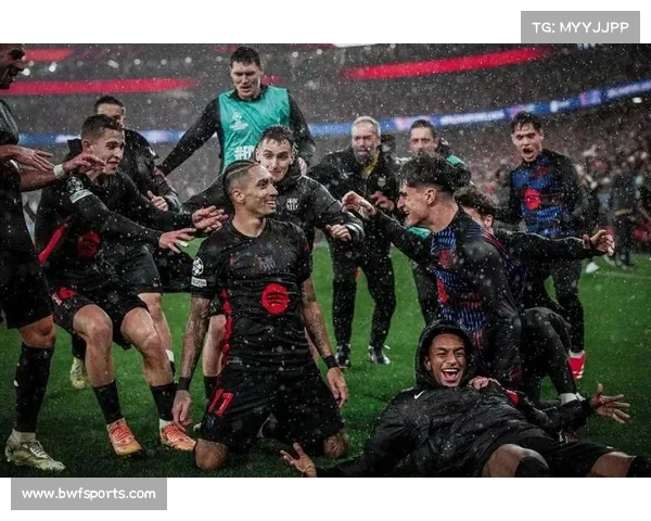 安菲尔德球场气氛热烈，欧冠之夜球迷助威成亮点